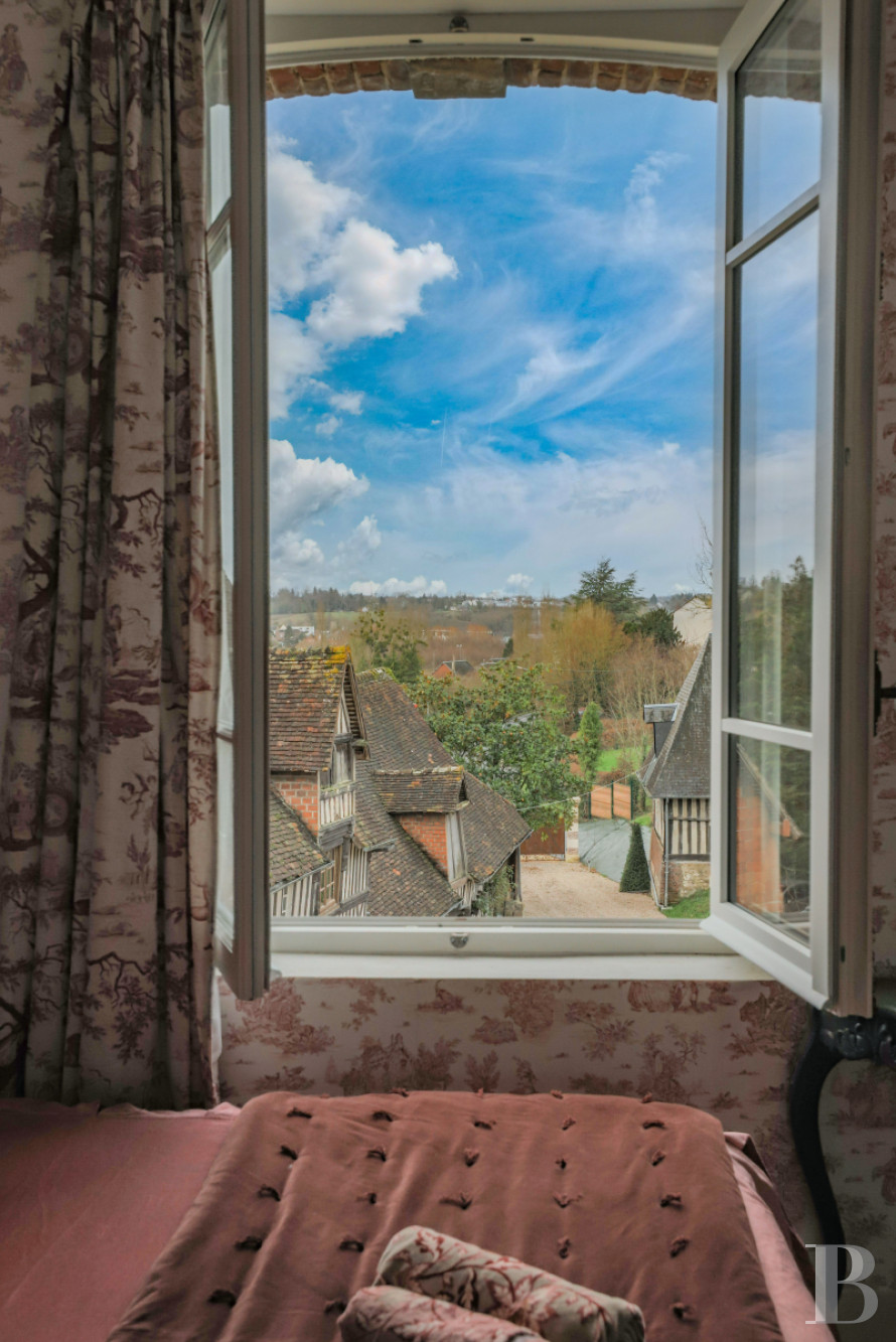 Dans le  Calvados, au pied de la  Basilique de Lisieux un manoir médiéval du 16e siècle - photo  n°28